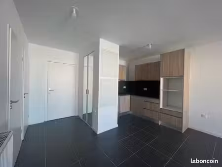 quartier bastide  appartement t3  65 m2 + 14 m2 de balcon. parking