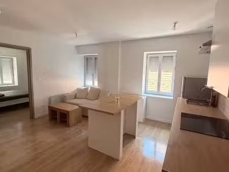 à louer – t3 meublé rénové à neuf de 45 m² – première location – le grand-lemps centre