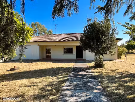 en campagne avec une jolie vue  maison avec grand terrain arboré