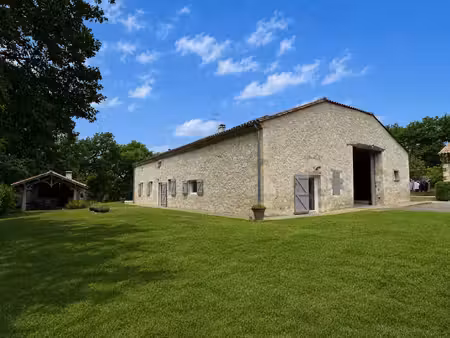 ancienne métairie avec gîte et dépendance au bout de son allée privée