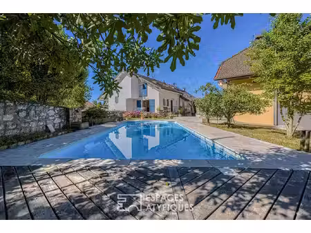 elégante propriété avec piscine et vue sur les montagnes