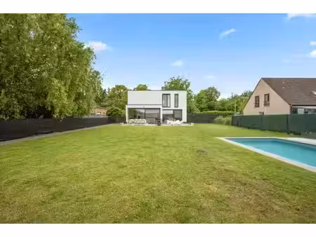 moderne villa in een rustige en groene omgeving