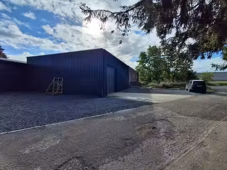 bel entrepôt avec terrain extérieur a louer