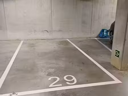 de 1 à 3 places de parkings en sous-sol au centre de kortenb