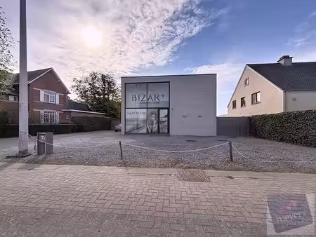 handelspand met ruime woonst op een zichtlocatie in spalbeek