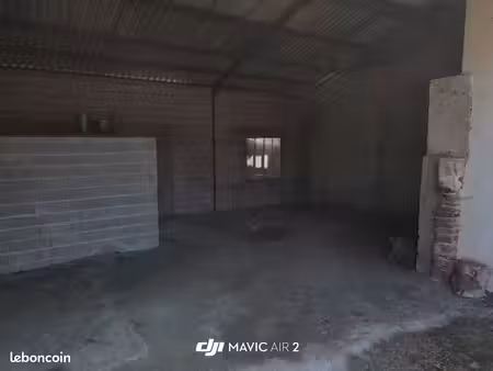 hangar / box