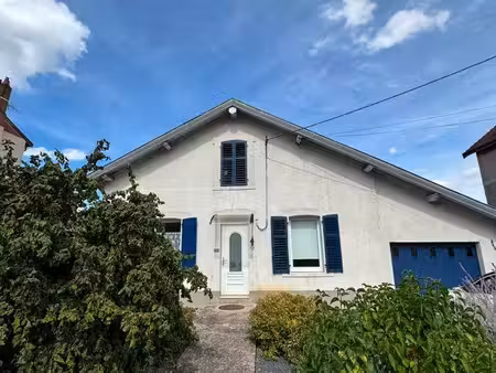 maison individuelle sur 2 niveaux avec grand terrain
