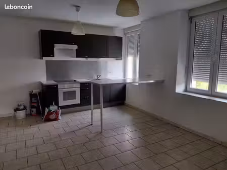 lumineux duplex rénové avec cuisine équipée et charme de l'ancien