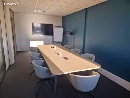 loue 1 à 2 bureaux fermés (1 à 4 postes de travail) refait à neuf  salle de réunion  parki