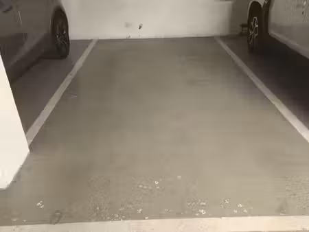 place de parking sécurisée en sous-sol — résidence récente