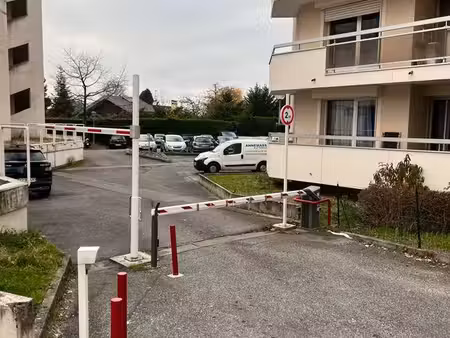 à louer – place de parking sécurisée proche tramway et douane moillesulaz