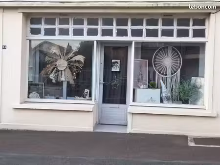 lessay loue local commercial