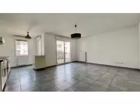 t3 de 69 m2 avec balcon et garage résidence récente