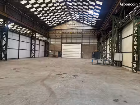 loue 2000 m² de hall + bureaux 150 m²
