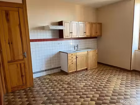 location appartement centre-ville de maringues