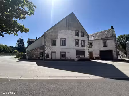 grande maison sur la place