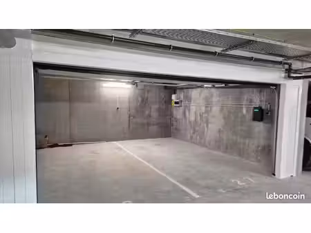 grand garage double 29 m² avec compteur edf et borne recharge électrique 7 kw