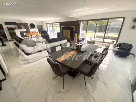 propriété 9 pièces 324 m²