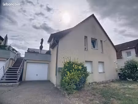 charmant appartement 2 pièces de 64 m² au sol  1er étage  avec terrasse et garage