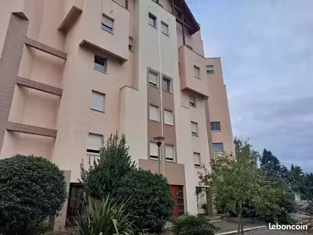 disponible  t3 récemment rénové dans belle résidence avec garage proche du centre