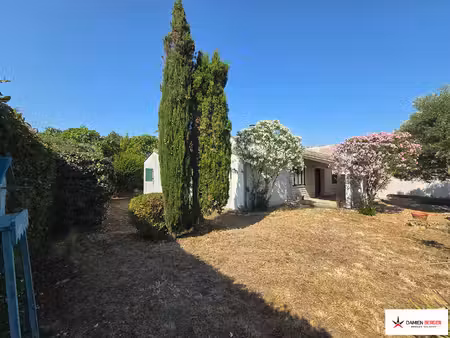 jolie maison de plain-pied avec grand jardin.