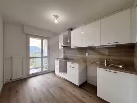 meylan. buclos. t4 rénové. 2 balcons. ascenseur. parking col