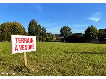 terrain plat 800m2  90m2 emprise au sol . 9m de hauteur r+1+ combles