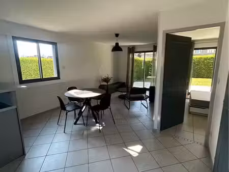 t2 meublé 48 m² – jardin privatif – garage box fermé – parking – amancy