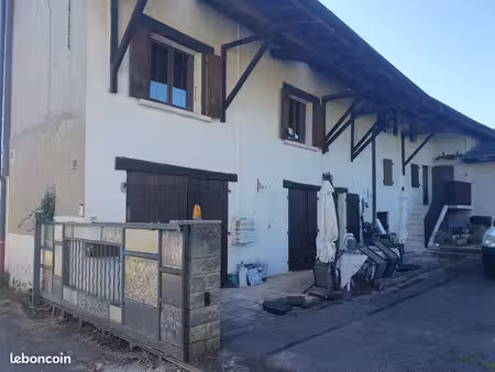 magnifique corps de ferme à deux pas de la suisse