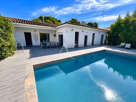 villa de plain-pied à aubord  5 pièces avec jardin et piscine
