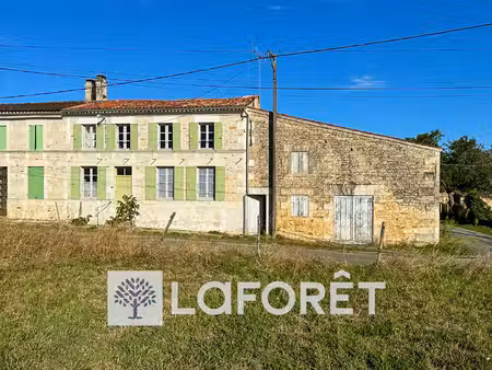 maison charentaise à rénover de 111 m² avec grange attenante de 50 m² à saint-andré-de-lid