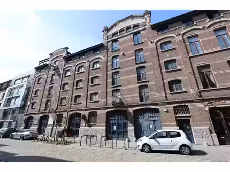 immeuble de bureaux avec entrepôt derrière
