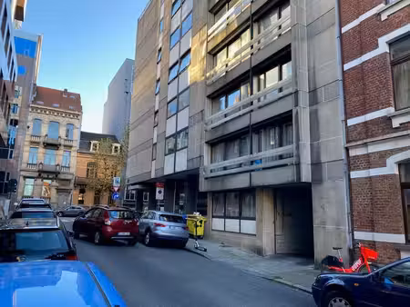 emplacement de voiture spacieux - quartier européen.