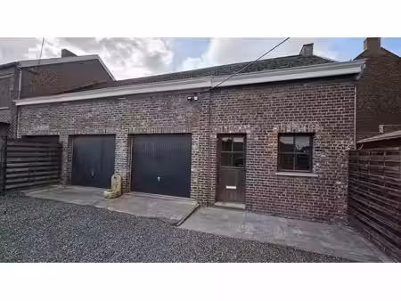 petit entrepôt avec grand parking et jardin séparé