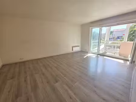 t2 de 53 m2 balcon et parking couvert