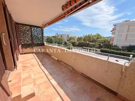 appartement t3 d'angle à rénover avec cave et parking cent