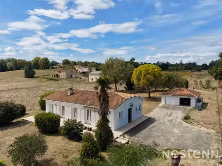 a vendre maison de plain-pied de 136 m² avec double garage sur terrain arboré d'environ 4 