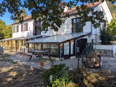 indre - maison avec sous-sol  véranda et étang  dans un hameau rural accueillant.