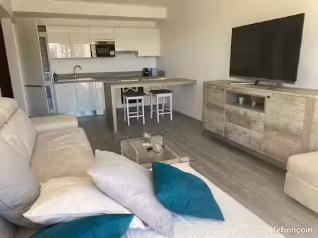 2p meublé face hippodrome cagnes sur mer