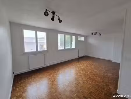 appartement t4 rénové 76 m² — 2 chbrs + bureau  cave — guingamp
