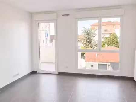 t2 avec balcon et parking à bourgoin jallieu