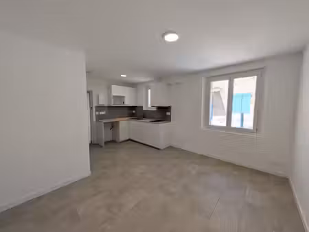 à louer beau studio rénové au coeur de cadenet