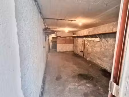 grand garage de 27 m² accessible facilement et dans un secteur calme et sécurisé