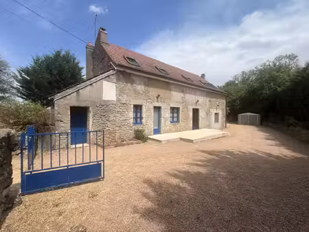 ancienne ferme avec 2 logements et un point d'eau d'agrément
