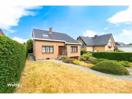 villa avec jardin et grand garage dans une rue résidentielle