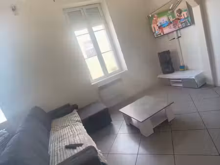 a louer à l'année grand appartement meublé
