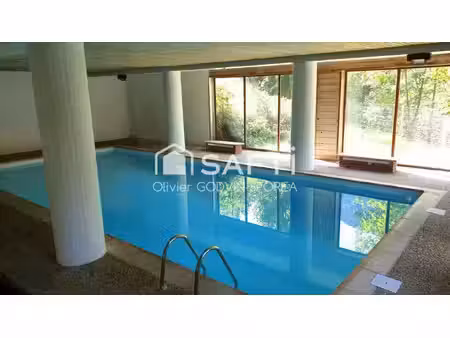 grand studio dans résidence avec piscine chauffée et parking