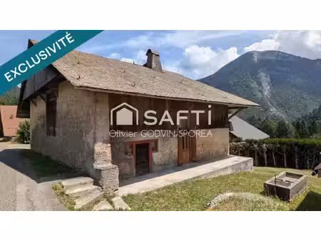 ferme haut savoyarde de 1848 à rénover dans un village traditionnel de la vallée d'abondan