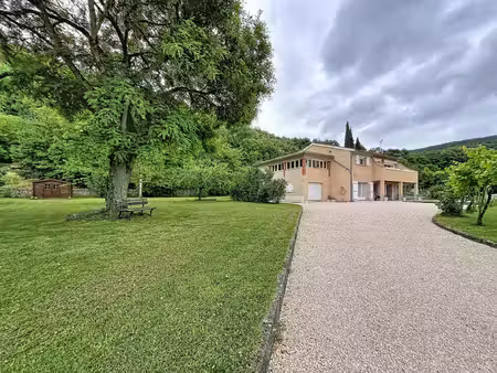 maison de 182 m² avec piscine couverte  4 ch  3000 m² terrain