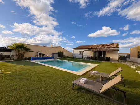 villa contemporaine 4 faces au fond d’une impasse avec piscine 8x4 et panneaux photovoltaï